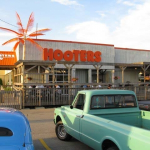 Maverick Cruise Night At Hooters 2009